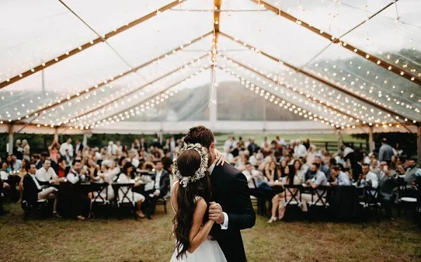 8 ý tưởng trang trí tiệc cưới ngoài trời độc đáo, lãng mạn, sang trọng