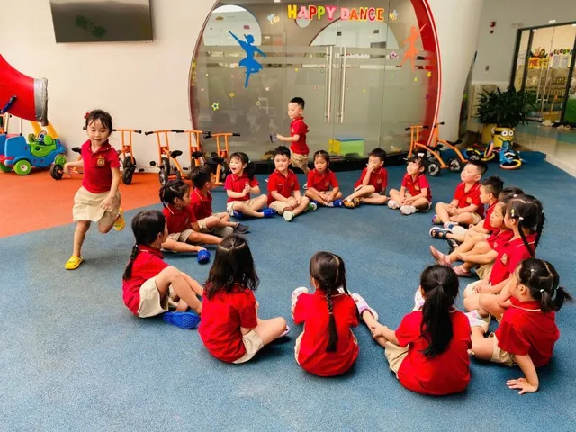 Cách dạy kỹ năng sống cho trẻ 2 tuổi nhút nhát để con tự tin hơn