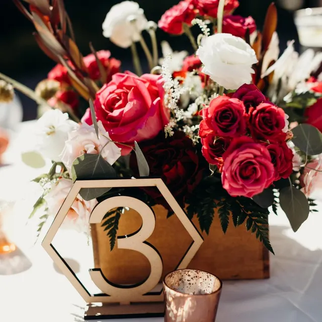 6 ý tưởng trang trí trung tâm bàn tiệc đám cưới cho cô dâu chú rể