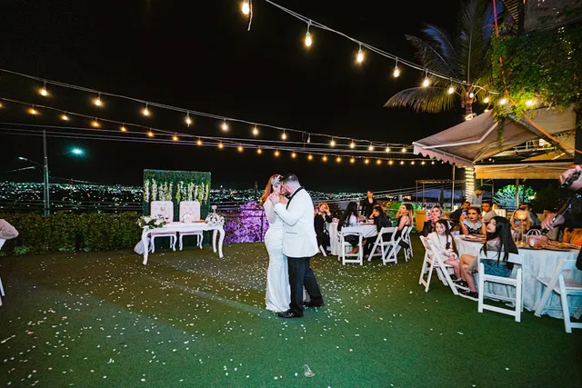 Tiệc cưới vui tươi