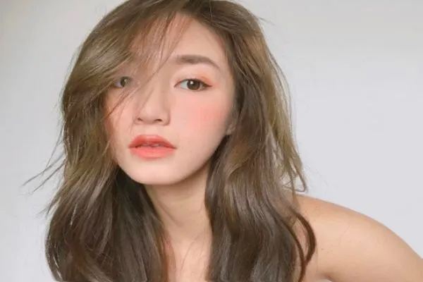 4 cách tạo dáng selfie xinh lung linh bạn nên biết