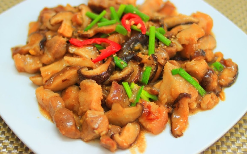Thịt heo xào nấm đông cô – món ngon đậm đà cho bữa tối thứ Năm - nguồn từ Bách hóa XANH