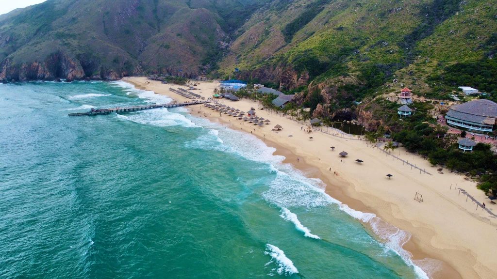 Bãi biển Kỳ Co với nước xanh trong, cát trắng và vẻ đẹp hoang sơ được gọi là Maldives Việt Nam