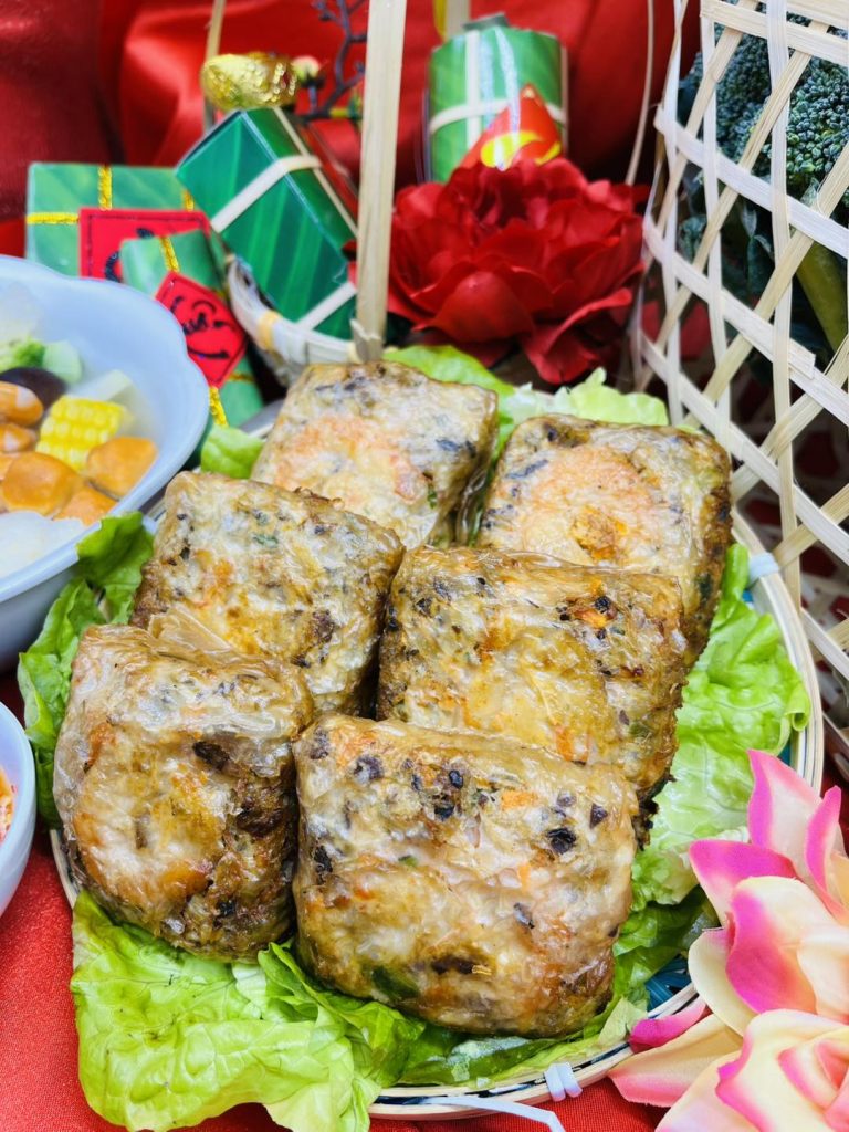 Nem cua bể chiên vàng ươm, giòn rụm với nhân tôm cua, thịt và rau trong - nguồn từ iVIVU Blog