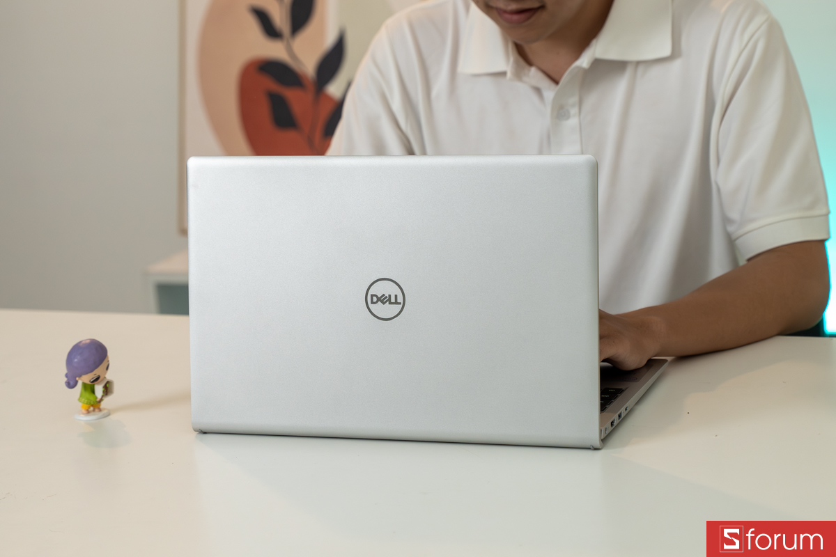 Dell Inspiron 15 3530 nhìn tổng thể từ góc trên, thiết kế vỏ nhựa màu đen