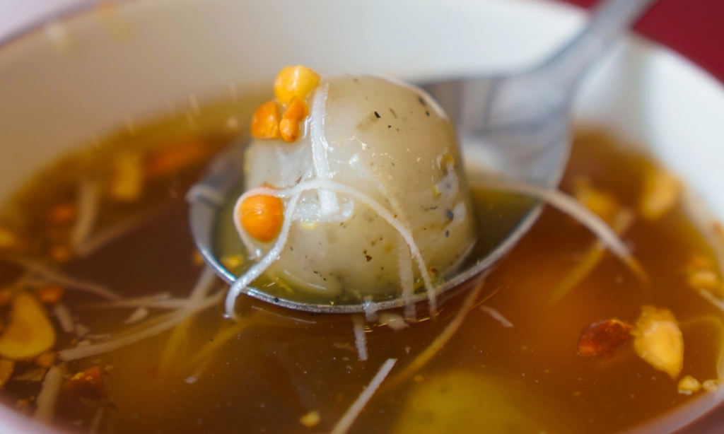 Sủi dìn tròn dẻo với nhân vừng đen hoặc lạc, kèm nước gừng nóng thơm lừng - nguồn từ iVIVU Blog