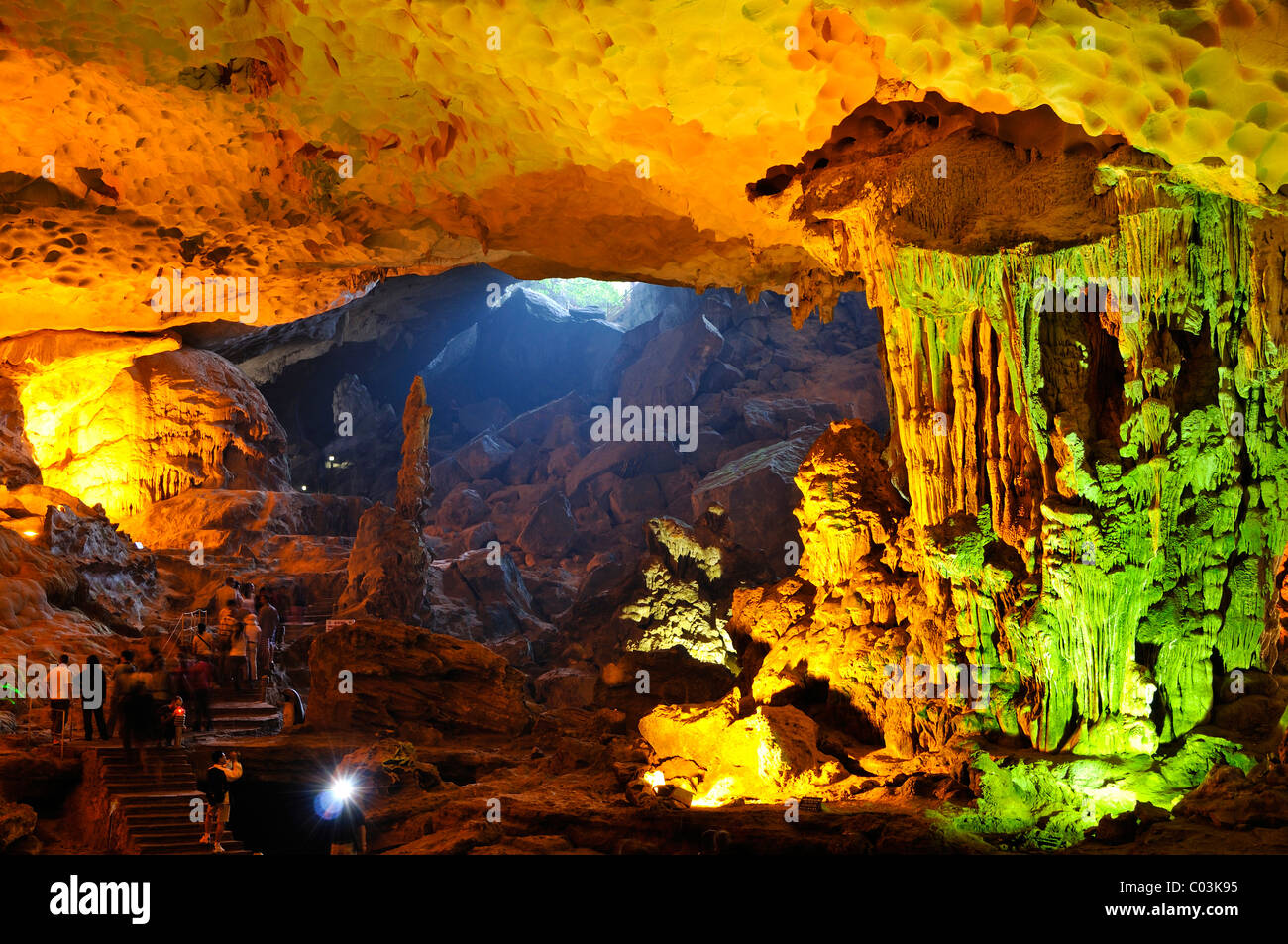 Khám phá nhửng hang động với cấu trúc đá vôi tuyệt đẹp