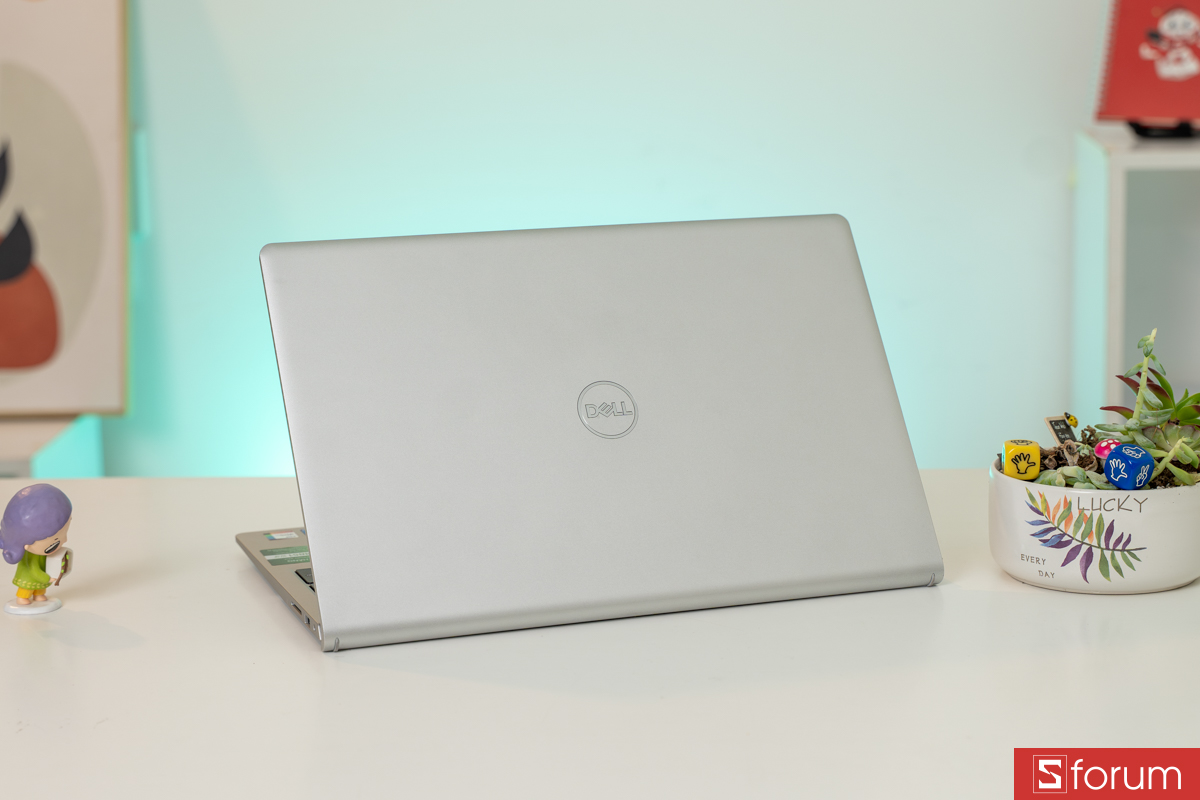 Dell Inspiron 15 3530 - màn hình 15.6 inch Full HD 120Hz hiển thị giao diện Windows 11