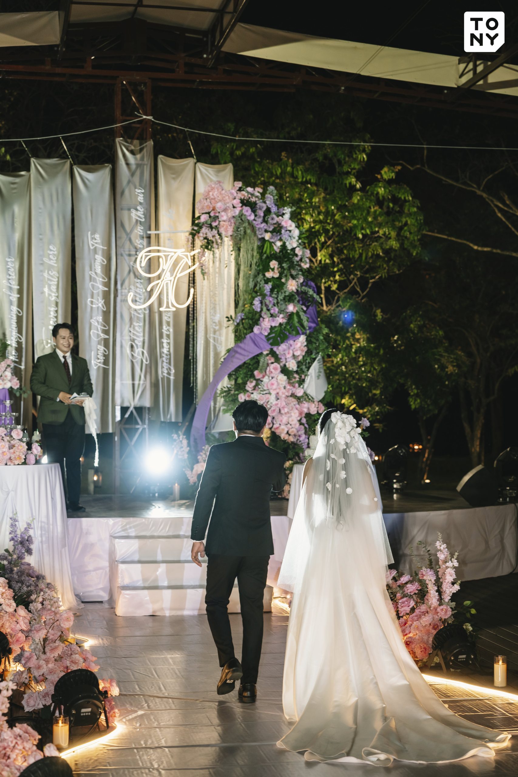 Chuẩn bị tiệc cưới ngoài trời chọn sảnh thời tiết trang trí - nguồn từ tonywedding