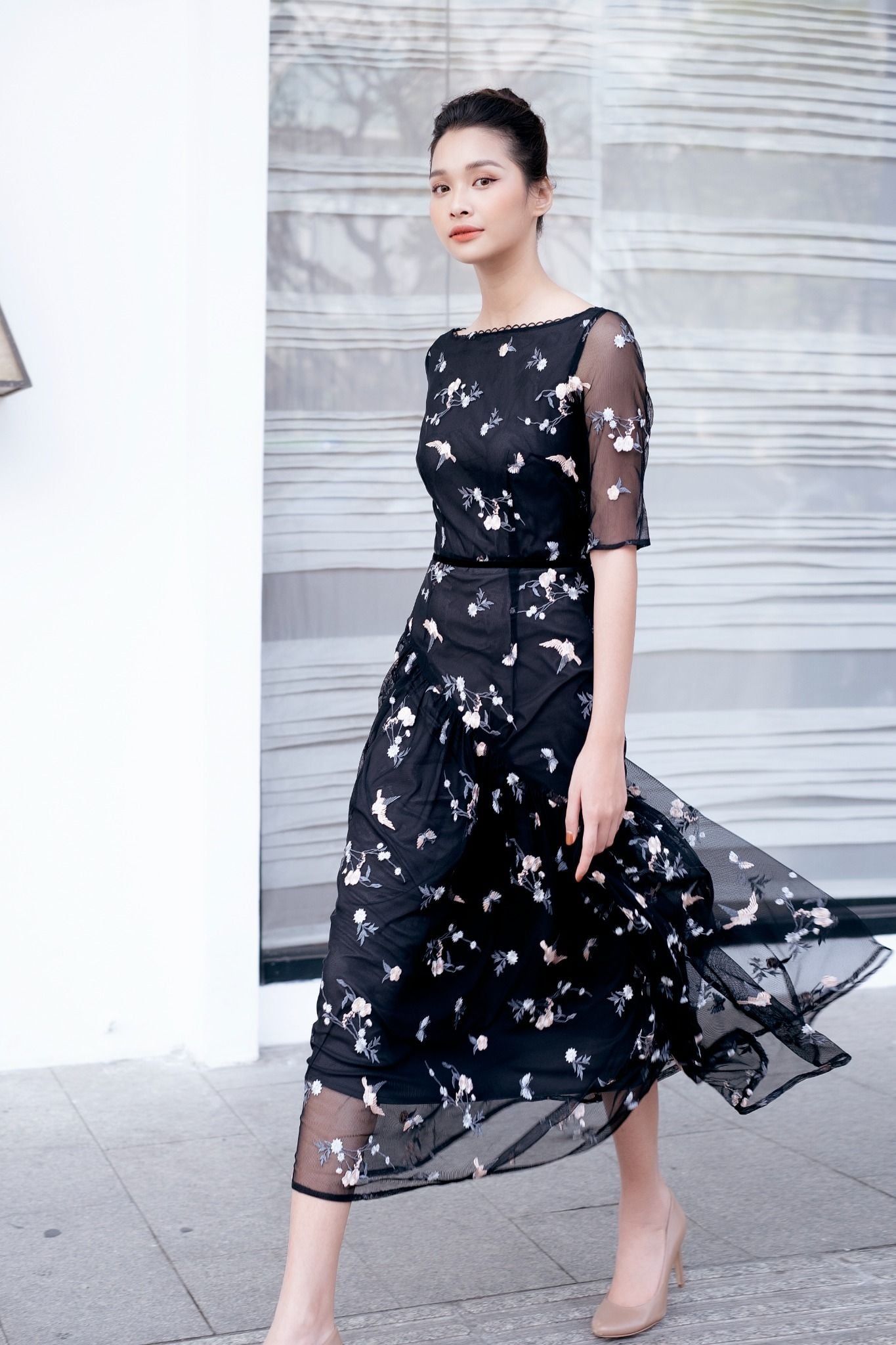 Đầm midi hoa cổ tròn ren nơ kết hợp tóc tém duyên dáng - nguồn từ marcfashion