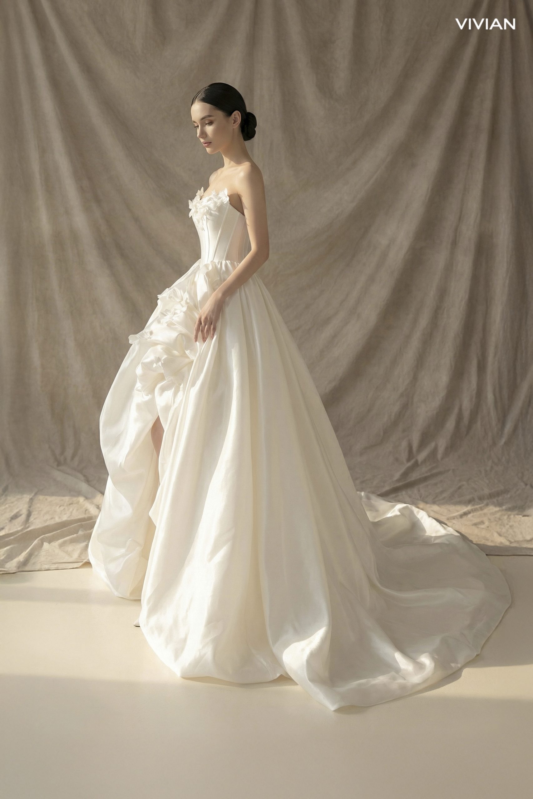 Váy cưới hạ eo xuyên thấu phối satin và ren cổ điển - nguồn từ tonywedding