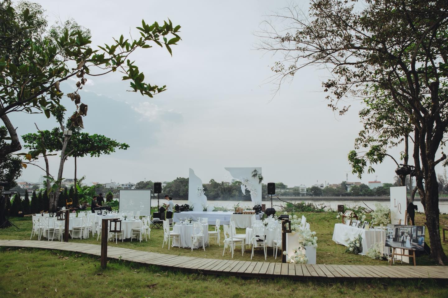 Tiệc cưới ngoài trời thoáng đãng với ánh nắng thiên nhiên lãng mạn - nguồn từ tonywedding