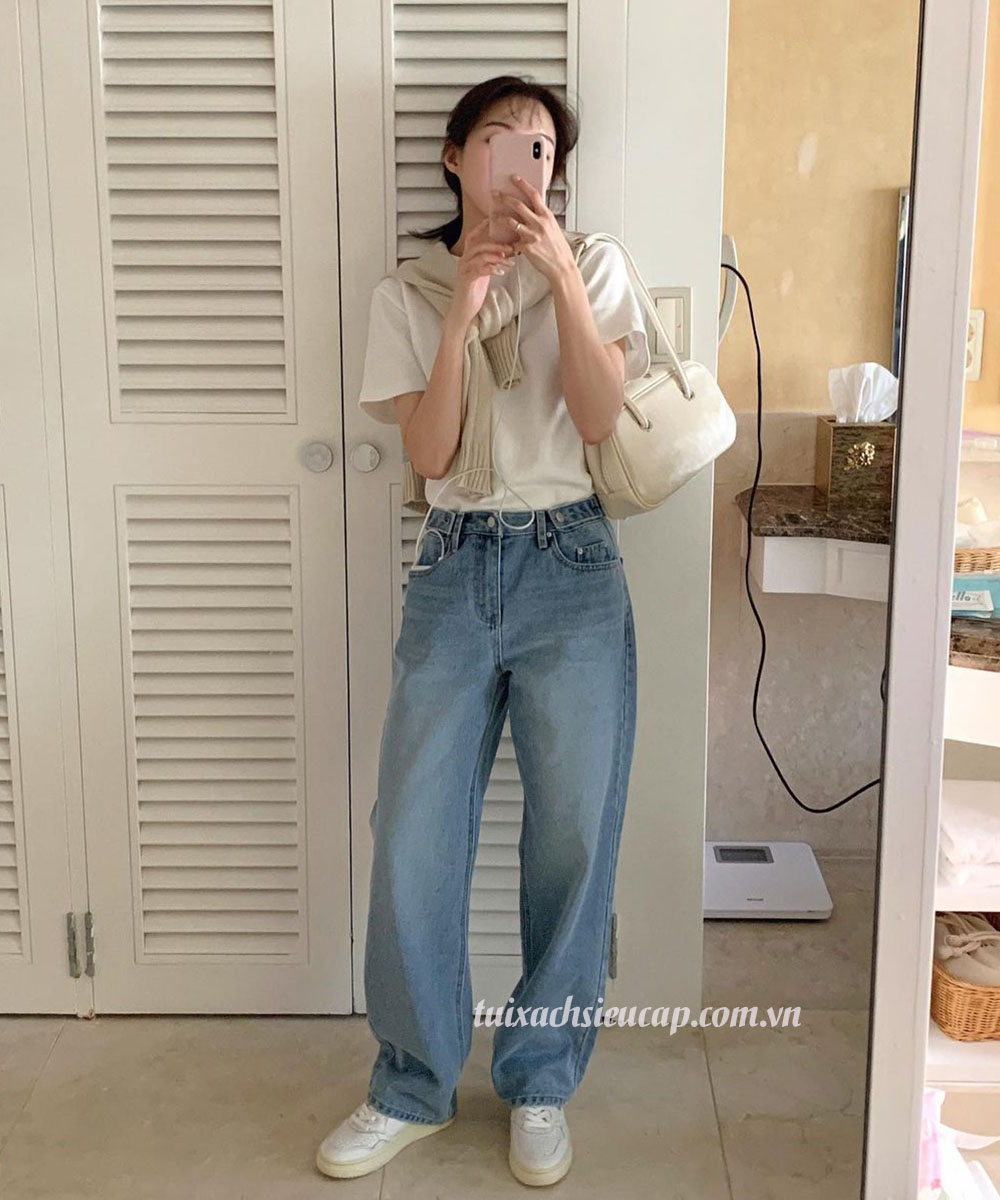 Phối màu tương phản áo thun nơ với chân váy đỏ tôn dáng - nguồn từ marcfashion