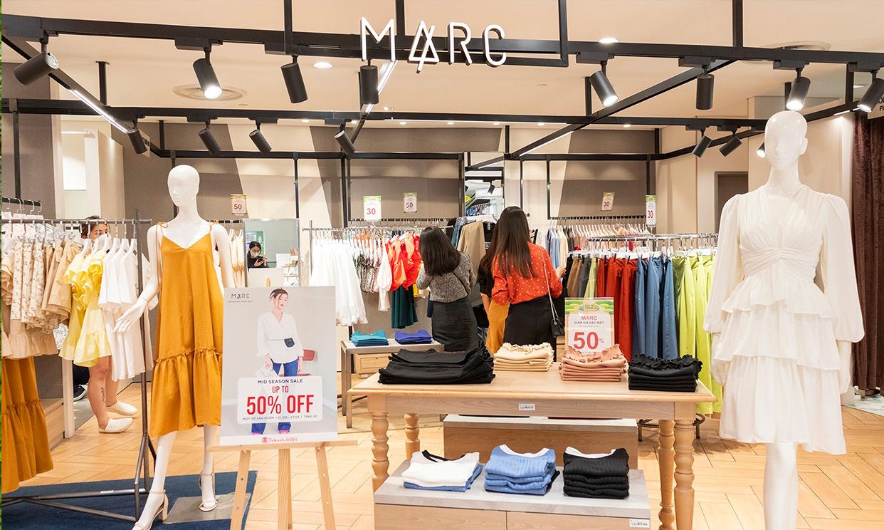 Áo blazer kẻ phối đầm hoa tạo phong cách công sở hoàn hảo - nguồn từ marcfashion