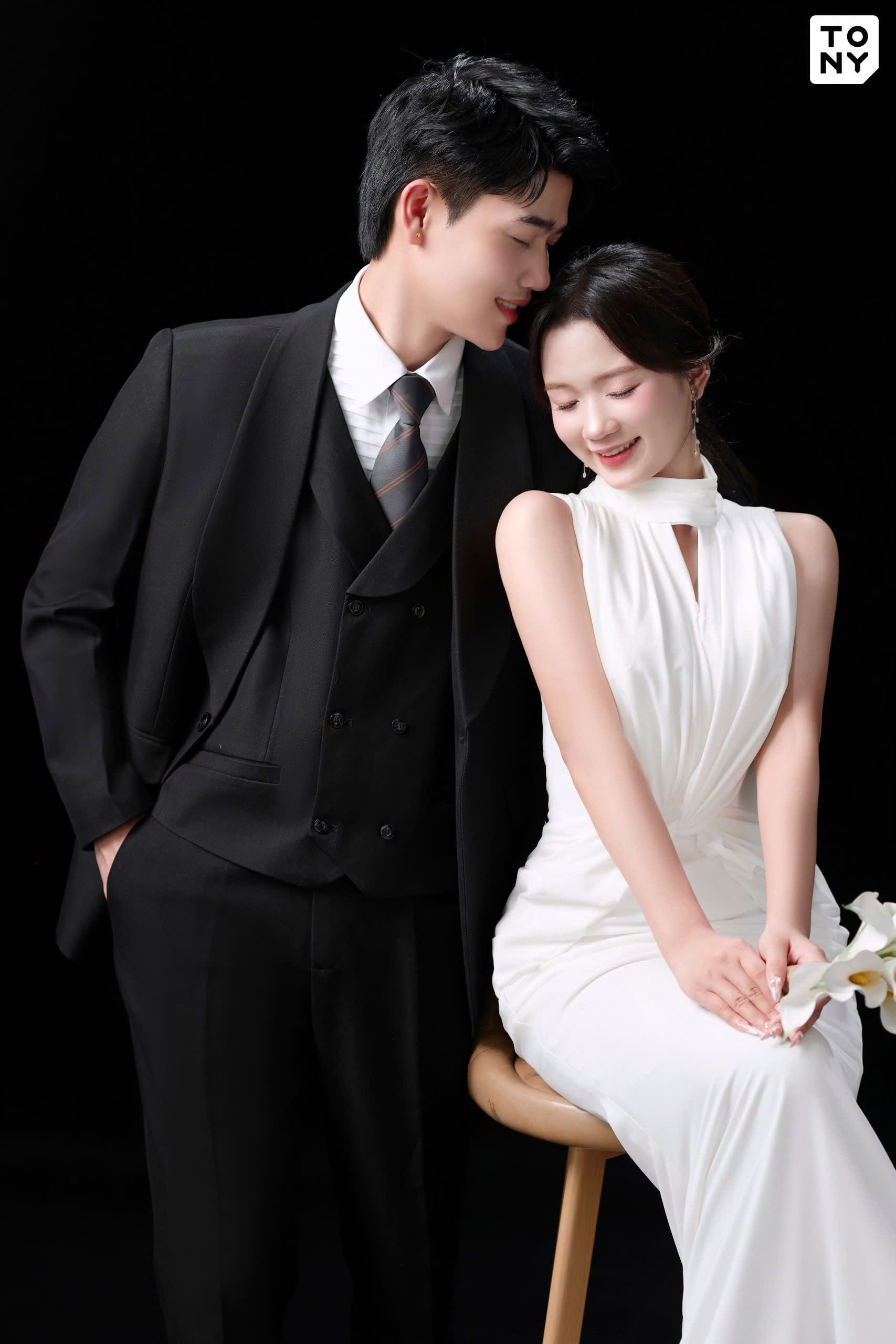 Cô dâu chú rể chụp ảnh bãi biển với ánh nắng tự nhiên - nguồn từ tonywedding