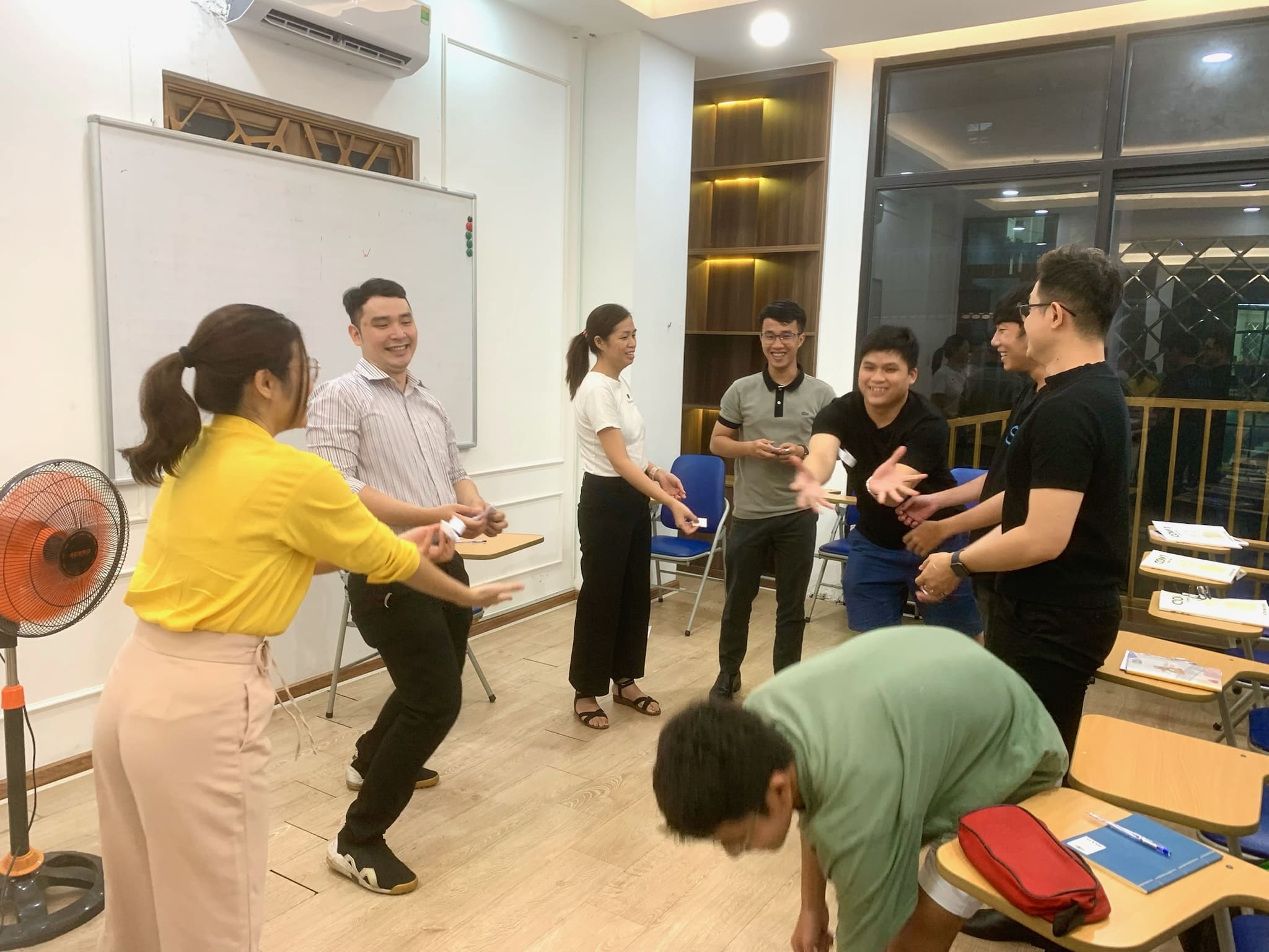 Giáo viên quốc tế có chứng chỉ TESOL hướng dẫn học viên - nguồn từ edu2review