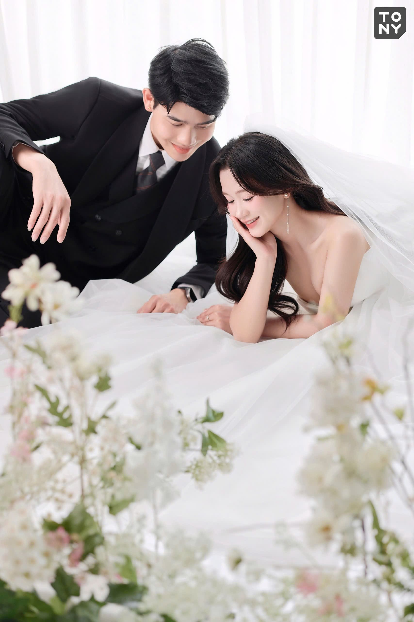 Cô dâu chú rể tại phim trường với bối cảnh châu Âu lãng mạn - nguồn từ tonywedding