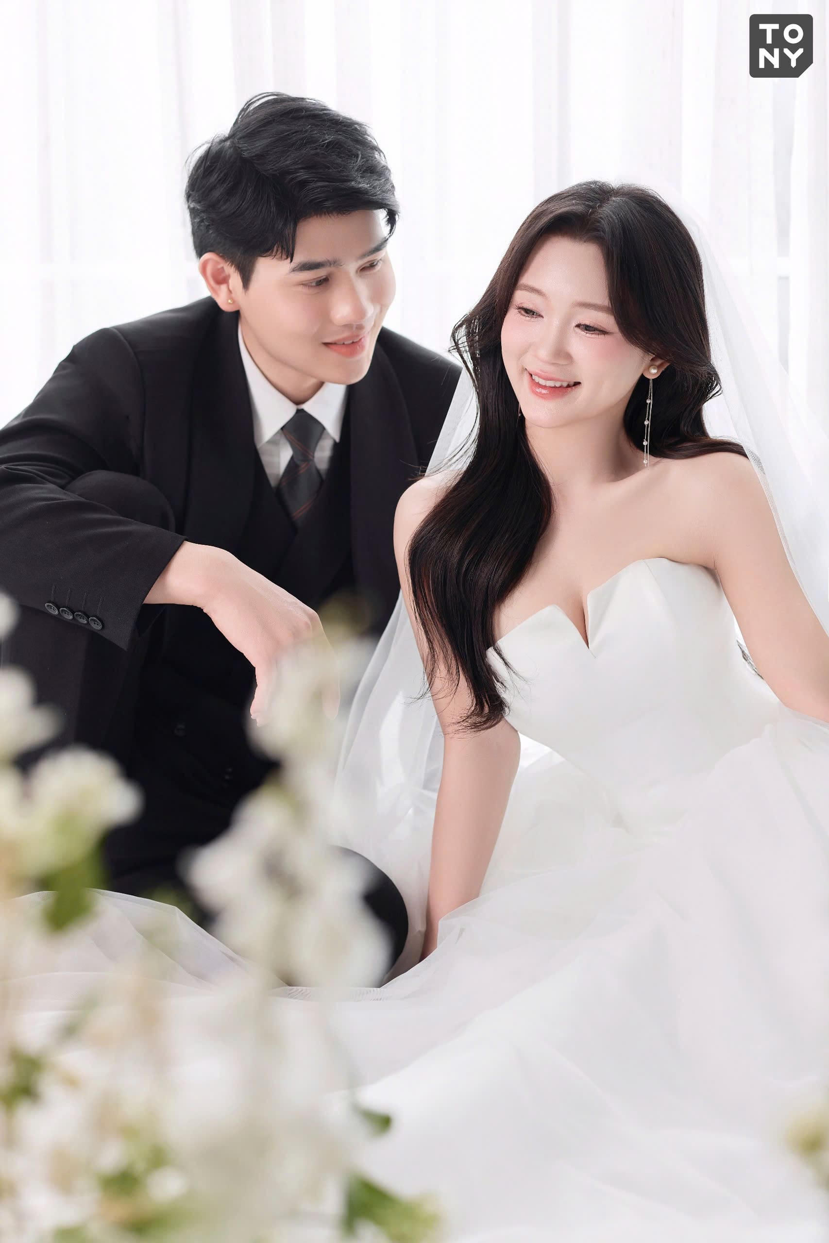 Cặp đôi chụp ảnh ngoại cảnh tại bãi biển thơ mộng - nguồn từ tonywedding