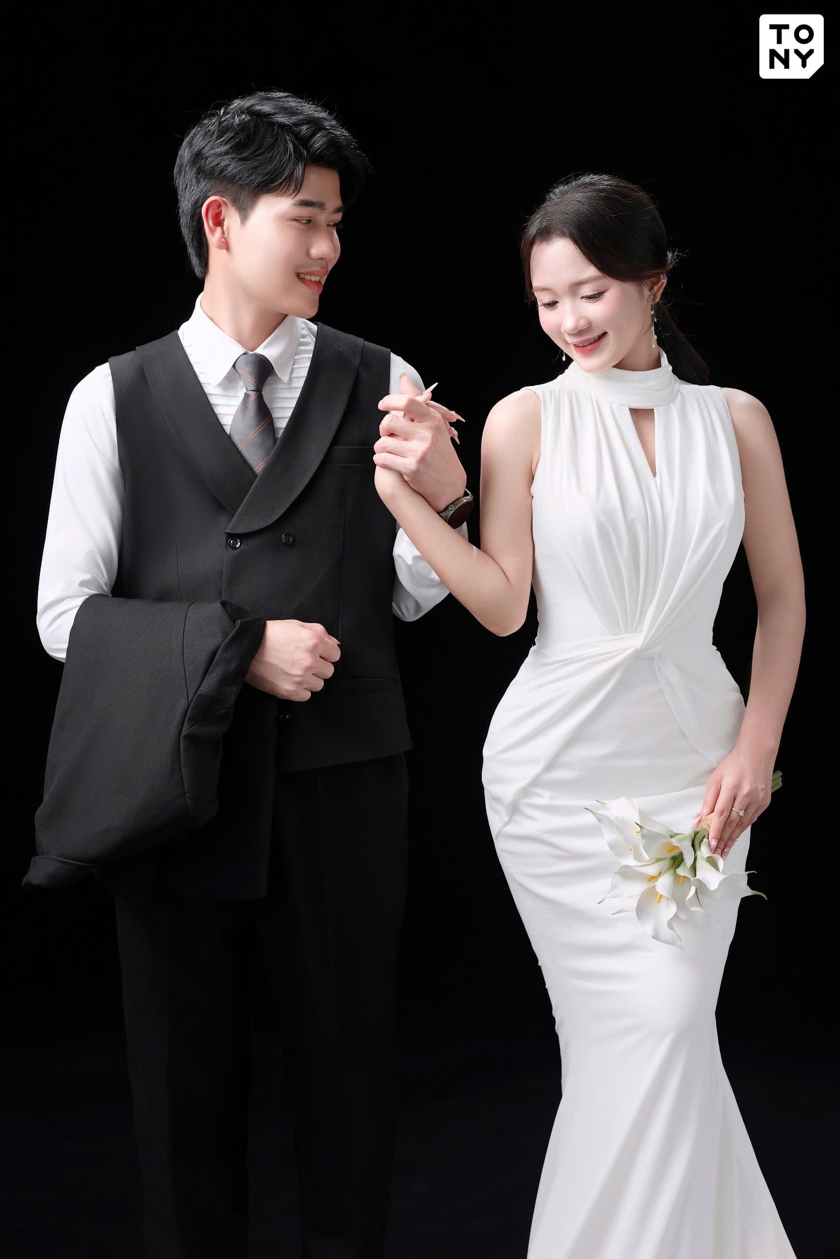 Cặp đôi chụp ảnh đường phố với phong cách street style tự nhiên - nguồn từ tonywedding