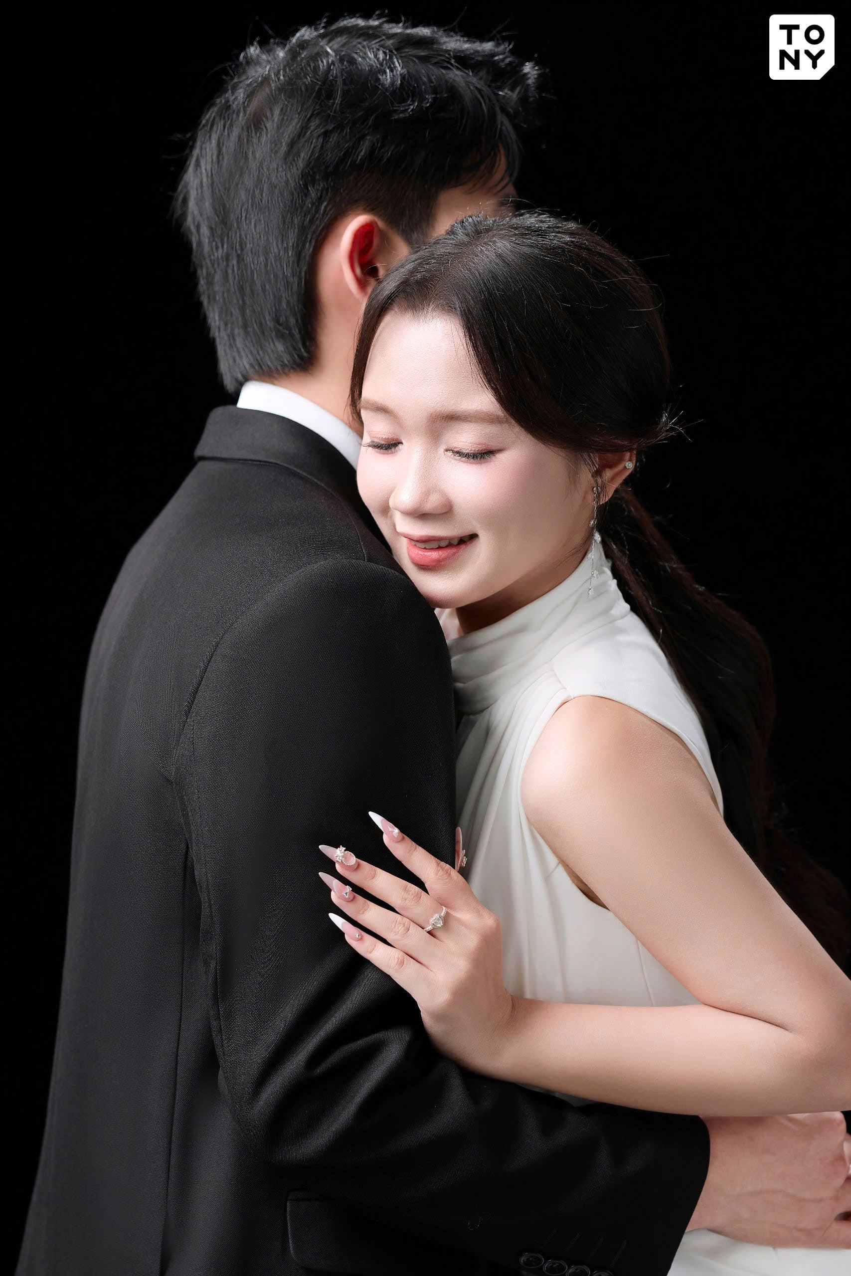 Cô dâu diện áo dài truyền thống trong bộ ảnh cưới - nguồn từ tonywedding