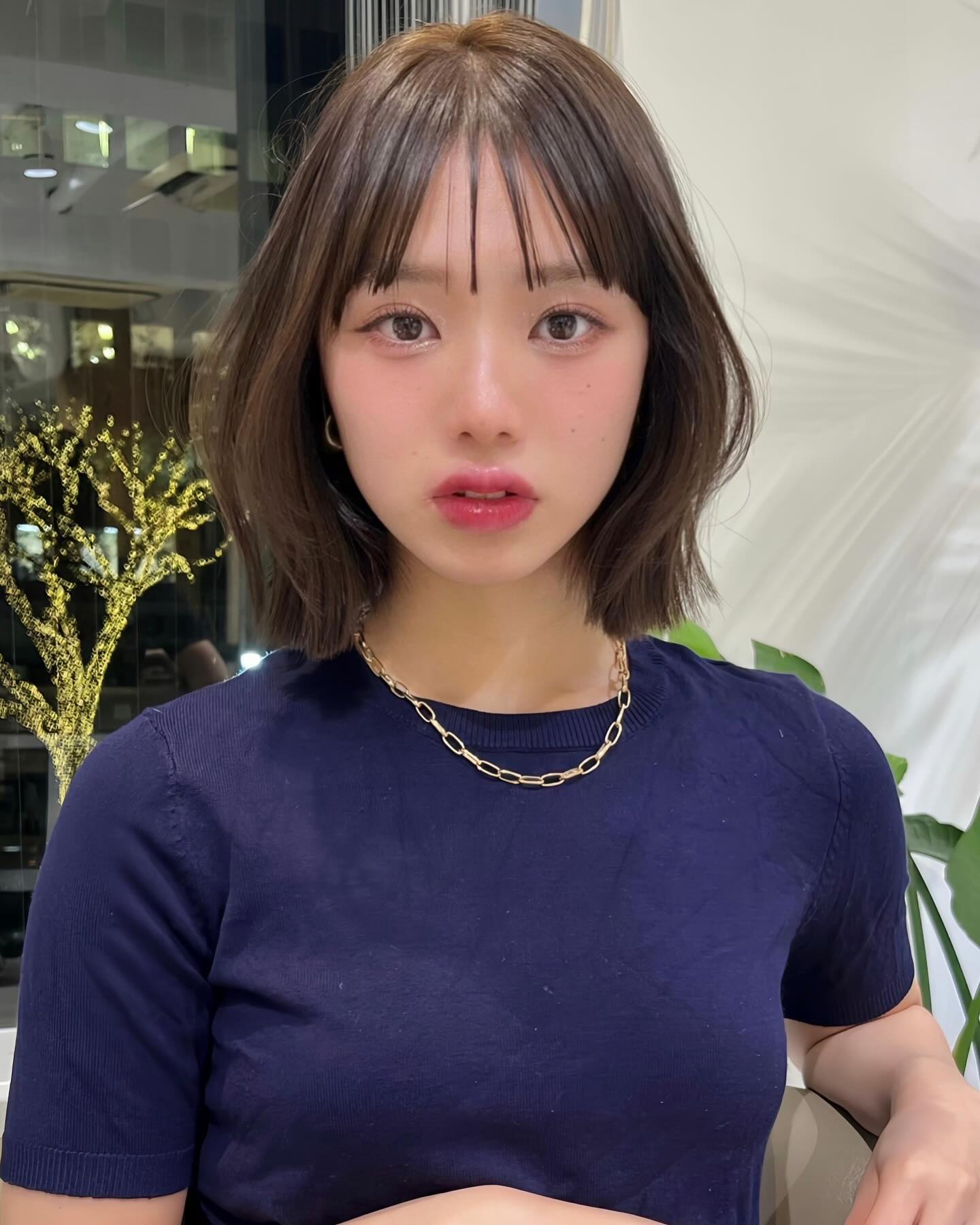 Tóc bob mái thưa cá tính và tóc ngắn xoăn nhẹ thanh lịch