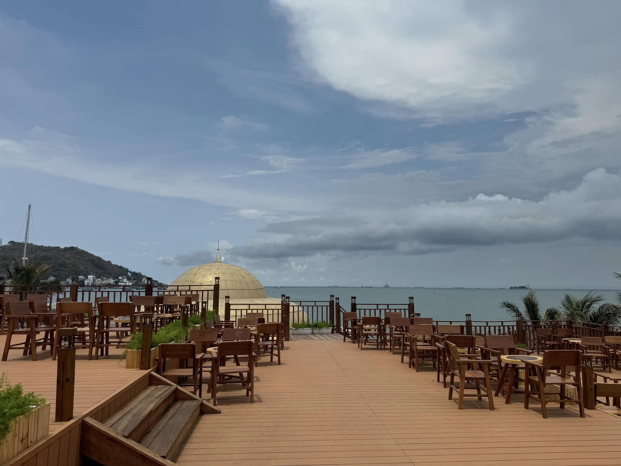 Nali Beach quán cà phê ven biển trung tâm Vũng Tàu - nguồn từ ivivu