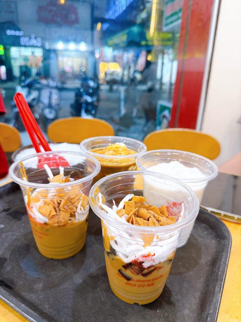 Bánh mì cay Hải Phòng với nhân pate, xúc xích, ớt - nguồn từ ivivu