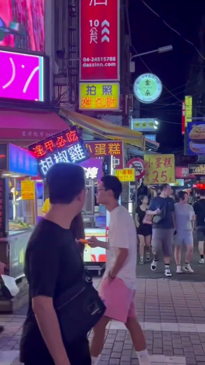 Chợ đêm Phùng Giáp sầm uất vào buổi tối với hàng quán ăn dày đặc