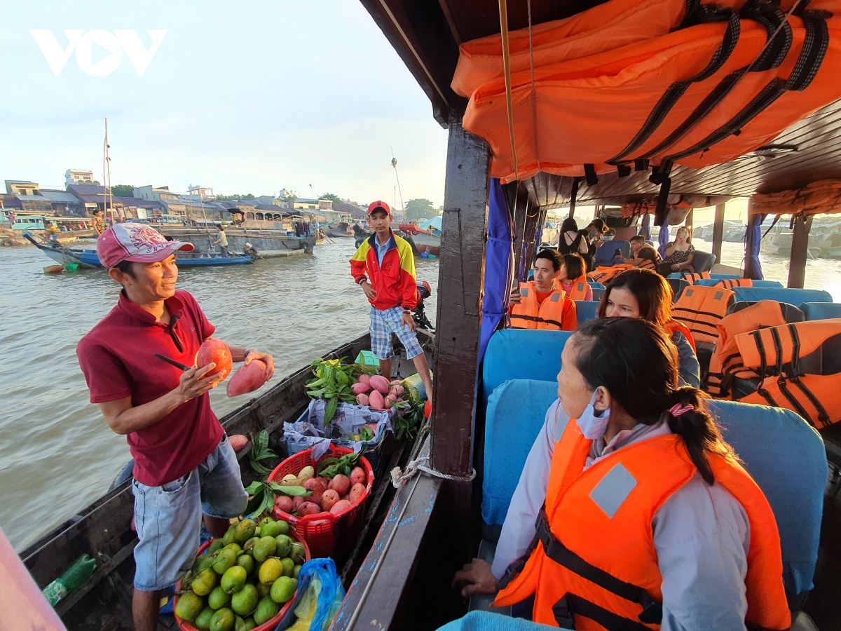Hoạt động mua bán trên chợ nổi Cái Răng
