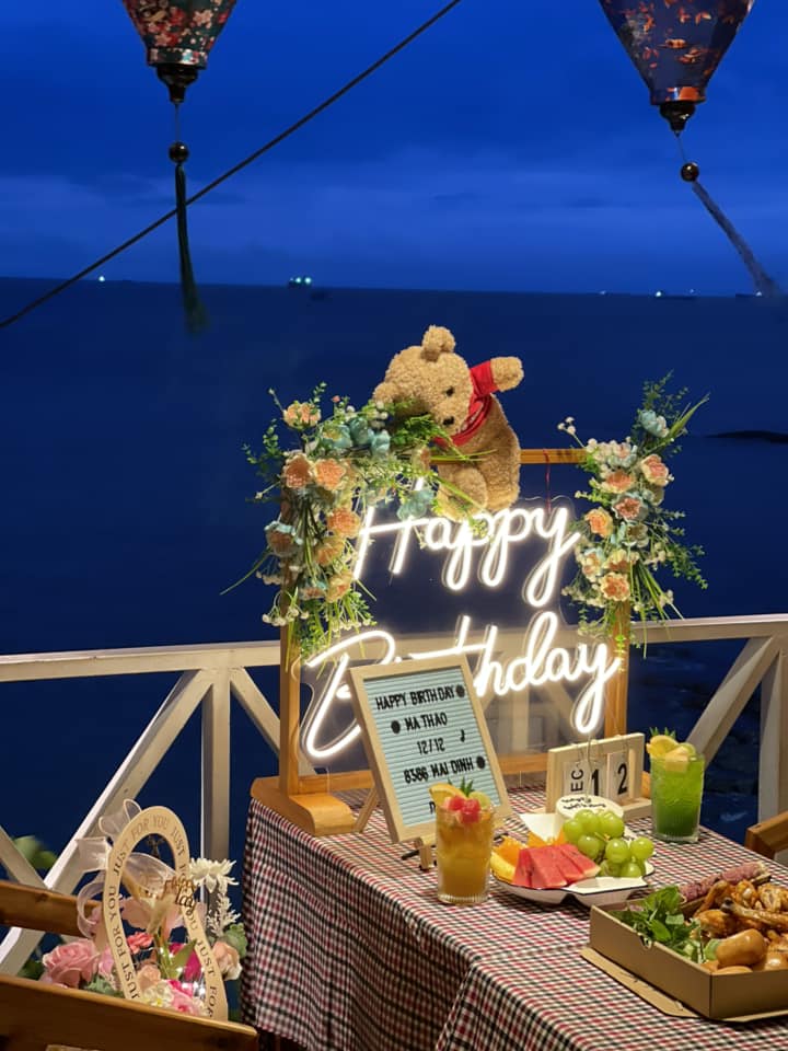 Quán cà phê không gian tinh tế gỗ xanh giữa phố biển - nguồn từ ivivu