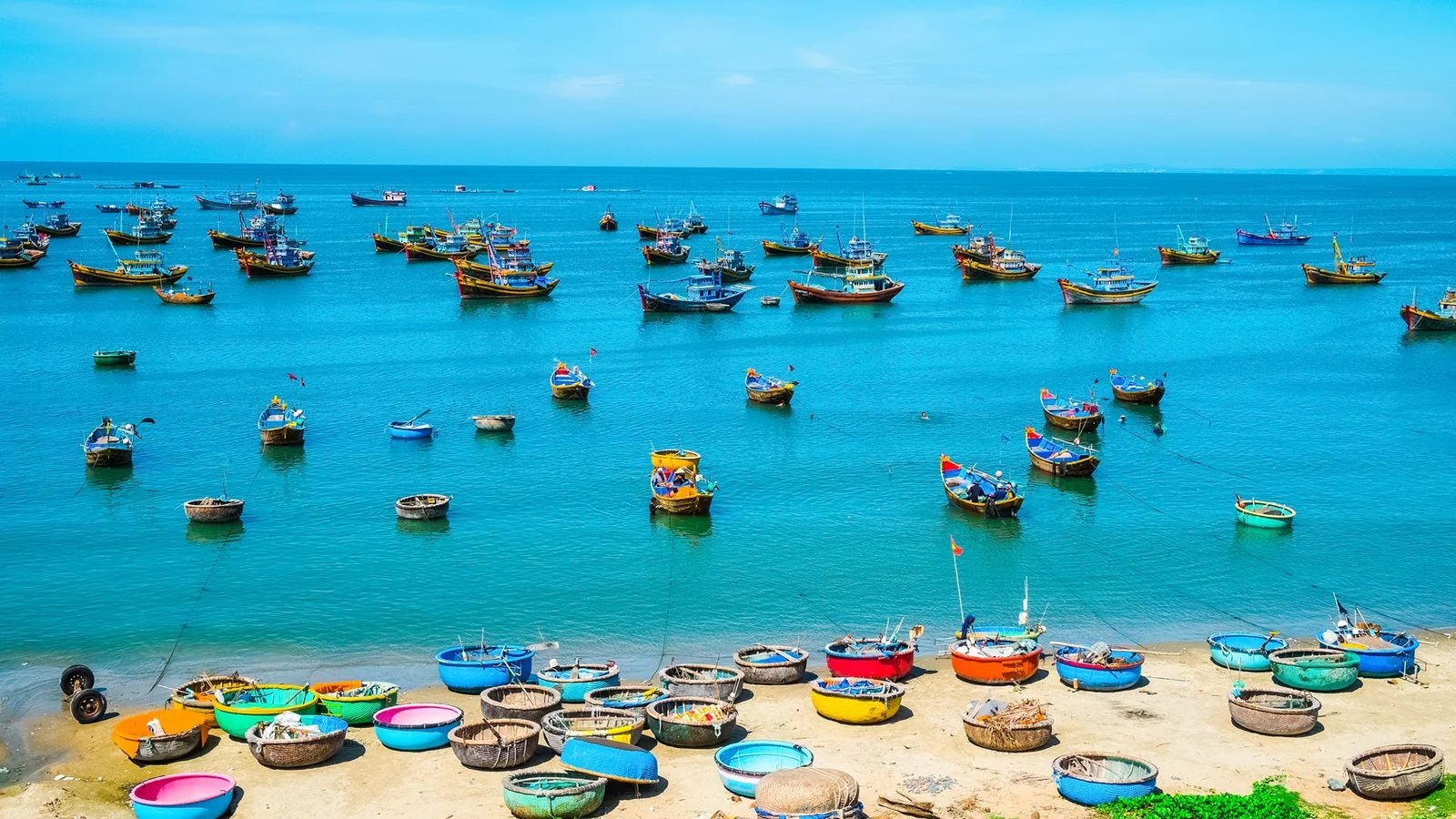 Trang phục đi biển thoáng mái giúp bạn thoải mái tham gia hoạt động