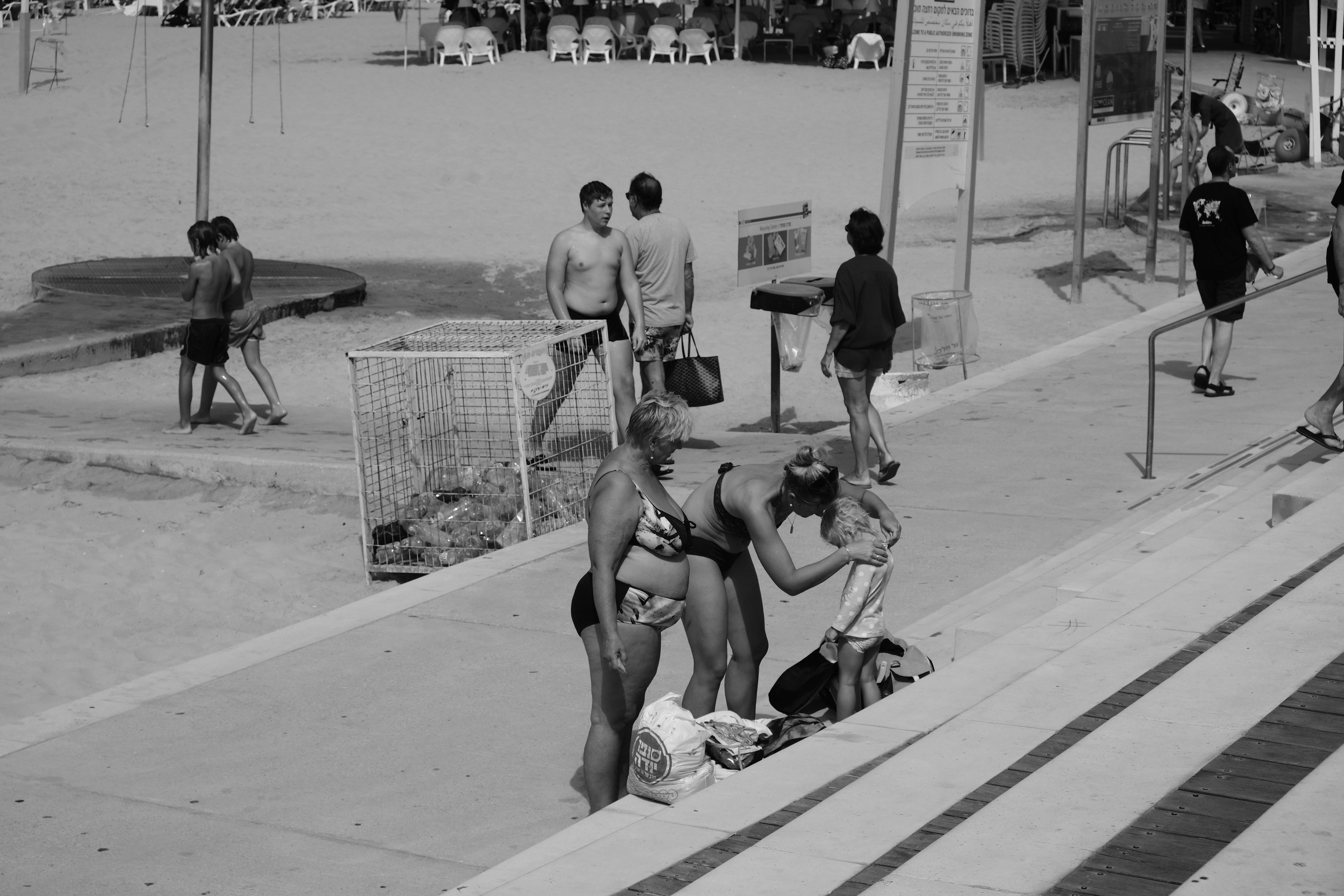 Hình ảnh về các tiện ích và công trình hỗ trợ tại bãi biển khỏa thân