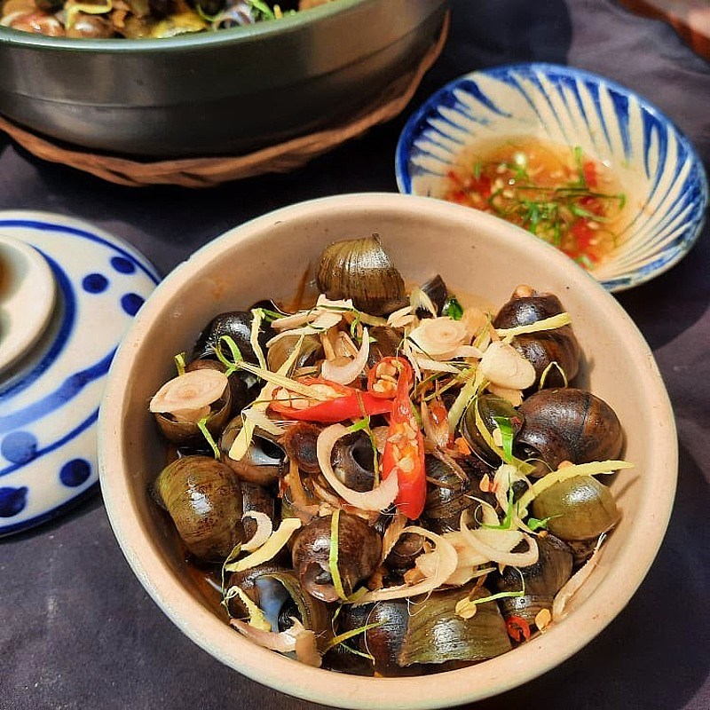 Ốc hút nóng hổi với hương thơm của sả và vị cay của ớt sẽ hơi kén người ăn vì độ cay của nó