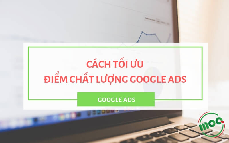 Cặp đôi đang tìm kiếm địa điểm cưới trên thiết bị di động