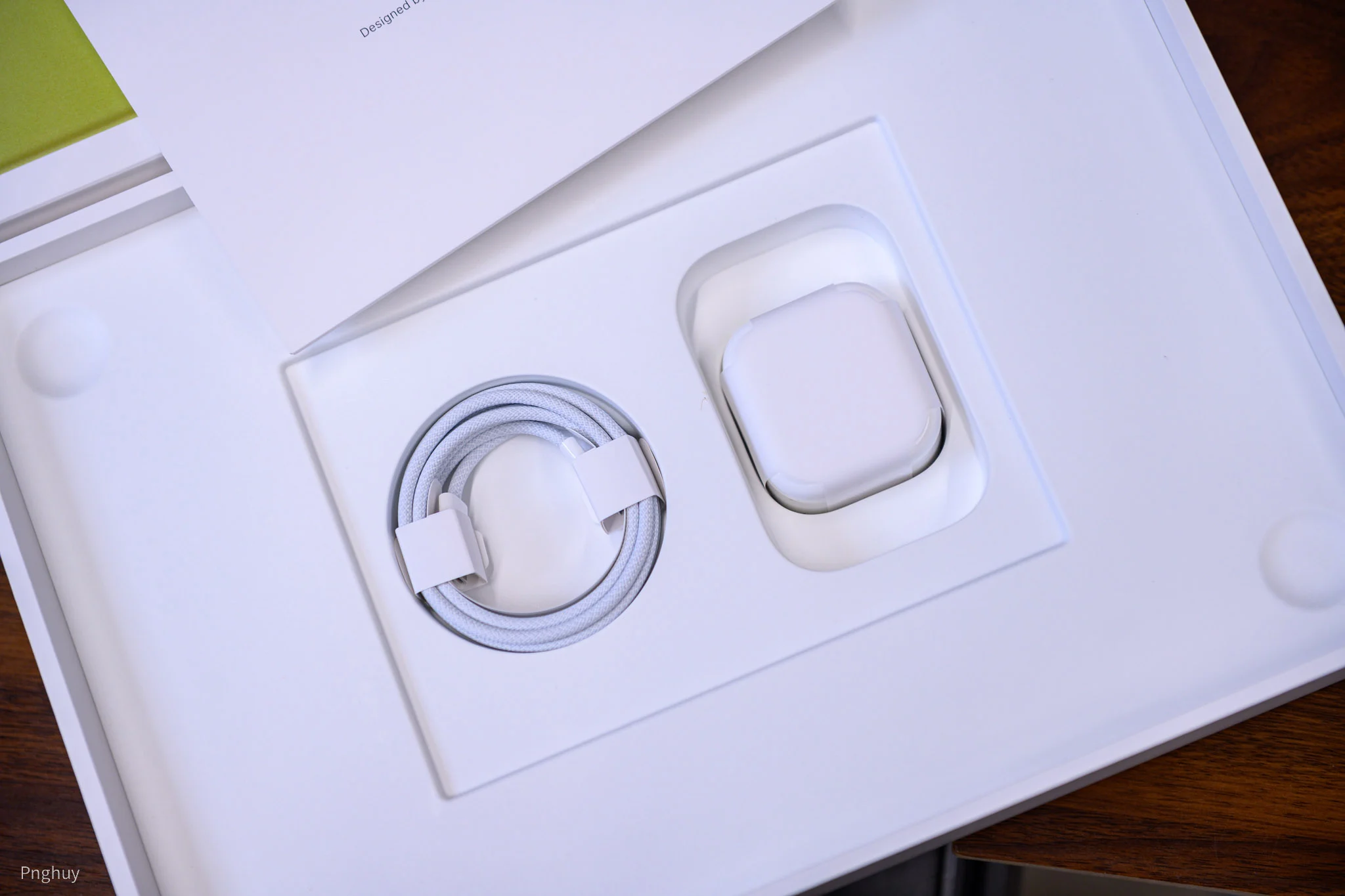 MacBook Neo với viên pin 36.5Wh và sạc 20W đi kèm