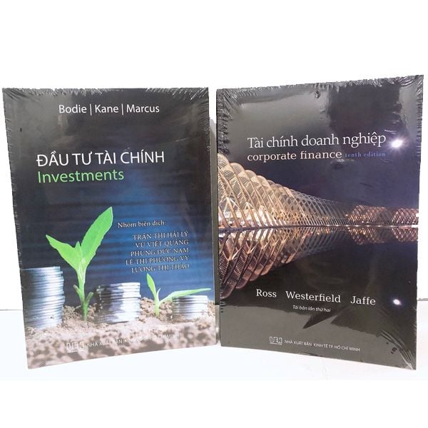 Người đang tính toán ngân sách quảng cáo trên máy tính