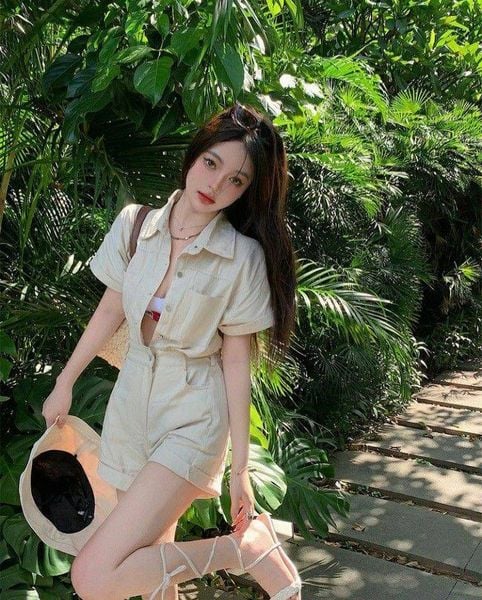 Jumpsuit short phối sandal thể thao