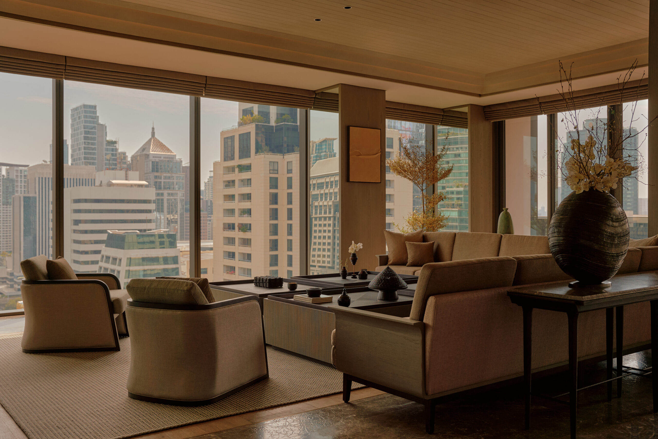 Aman Suite cung cấp không gian làm việc thoải mái với ánh sáng tự nhiên