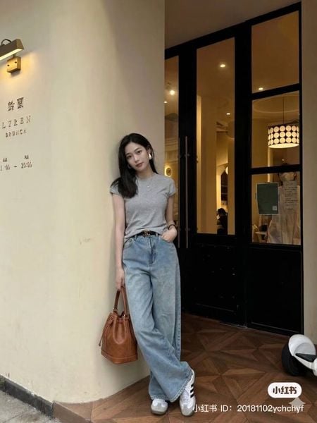 Áo thun basic, jeans ống đứng và túi bucket là set casual dễ mặc