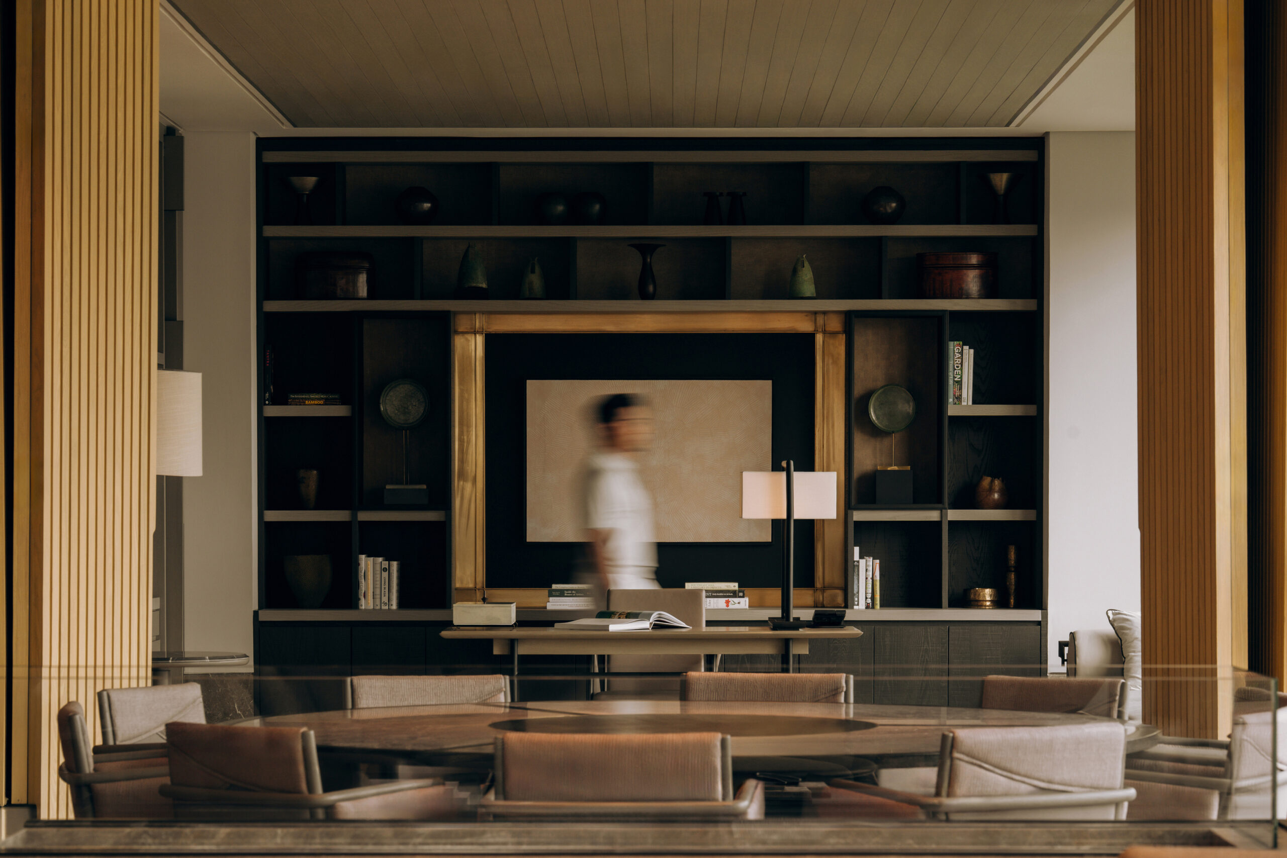 Phòng làm việc tại Aman Suite với tầm nhìn hướng công viên