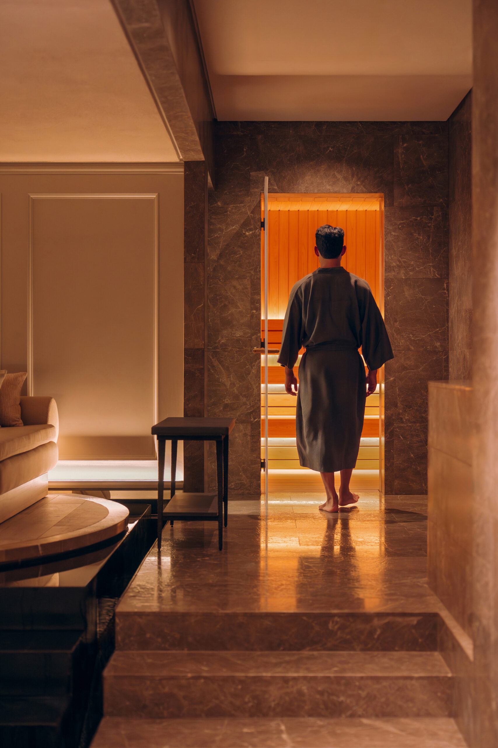 Spa riêng tư tại Aman Suite với bồn tắm nước nóng lạnh và phòng xông hơi