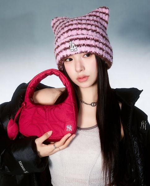 Túi xách là điểm nhấn thị giác gần gương mặt nhất