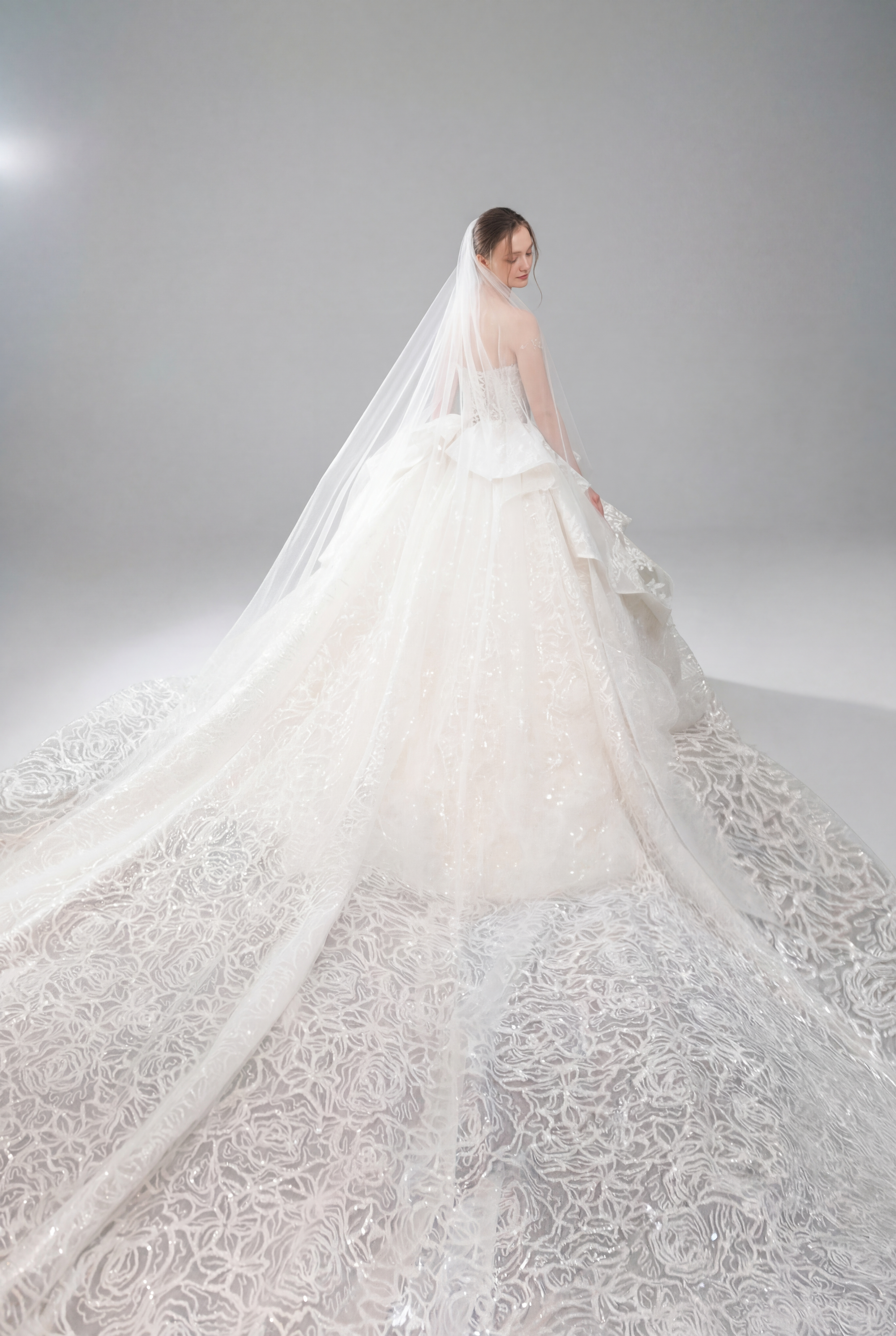 Váy cưới minimalist tối giản đơn giản nhưng sang trọng - nguồn từ tonywedding