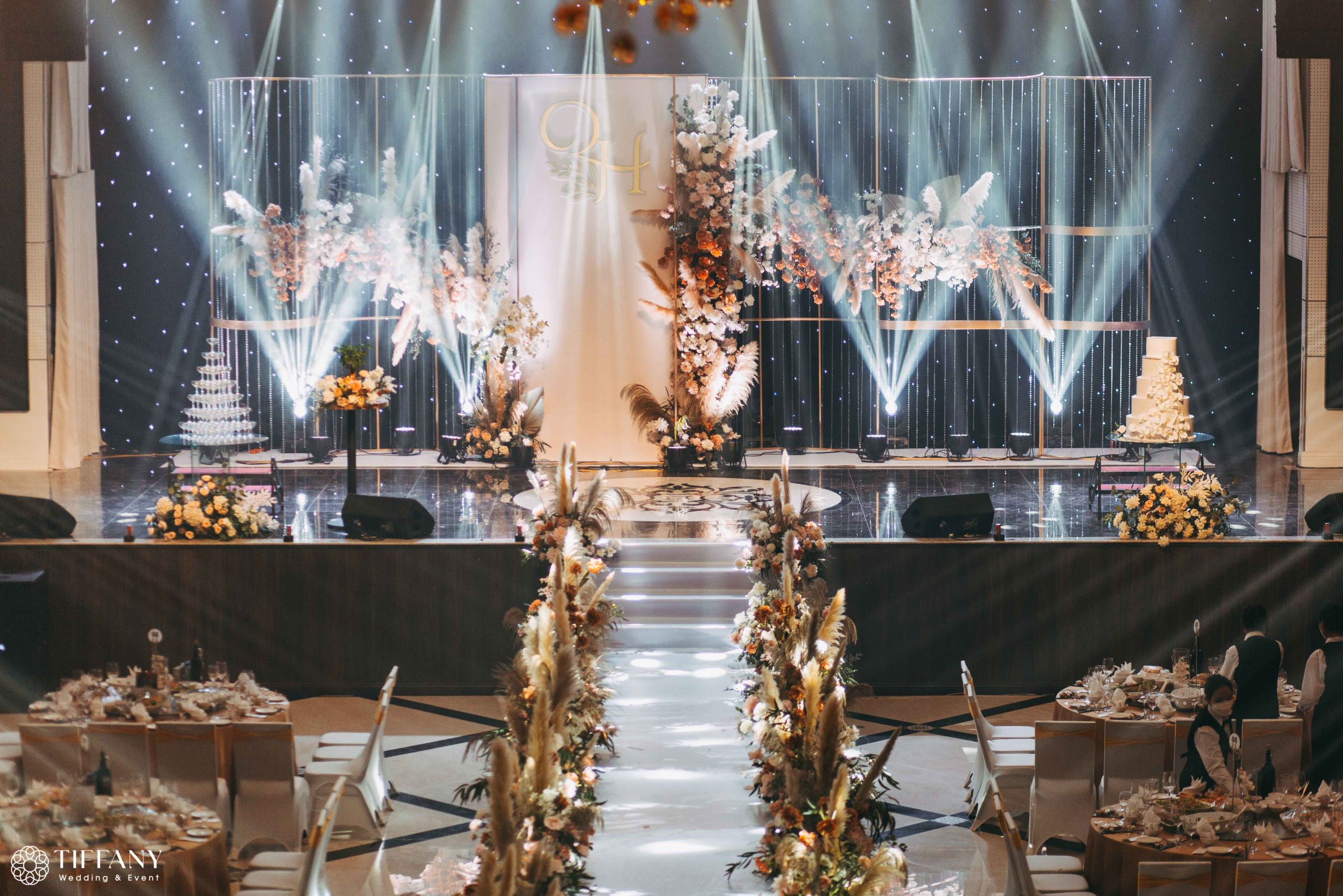 Tiệc cưới Trendy Wedding với sân khấu 3D, ánh sáng nâng cao