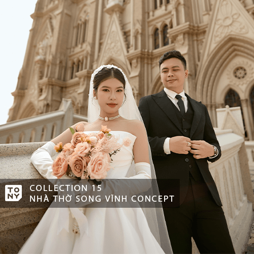 Cô dâu chú rể tạo dáng cùng nhau trên bãi cát vàng