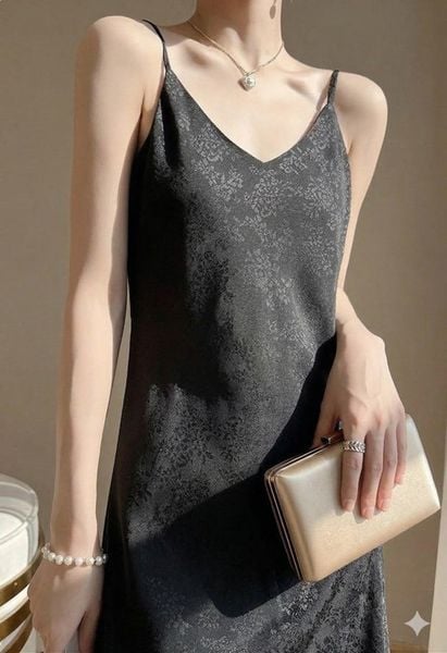 Váy suông tối màu + clutch nhỏ ánh kim nhẹ cho tiệc tối