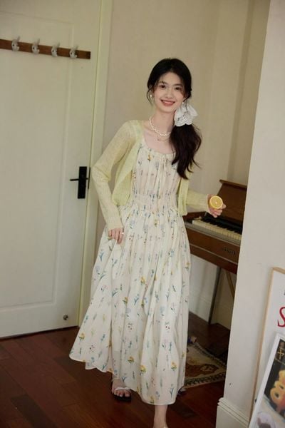 Váy midi hoa nhí phối cardigan mỏng và sandal đế thấp