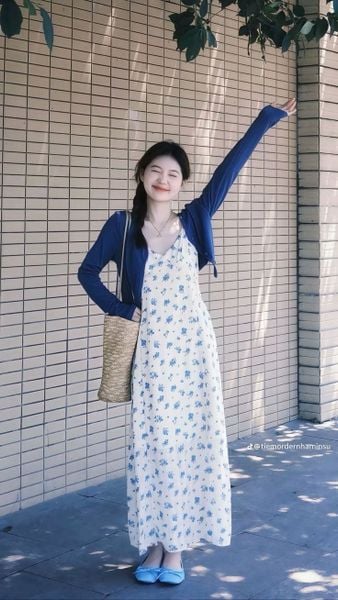 Váy hoa nhí + cardigan mỏng + túi cói/canvas