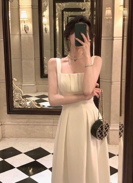 Đầm midi trơn phối cùng túi mini cấu trúc tạo vẻ sang trọng