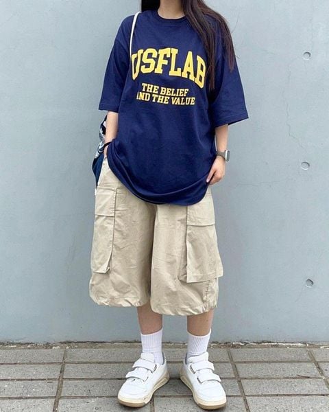 Áo thun oversized phối quần short kaki và sneaker trắng